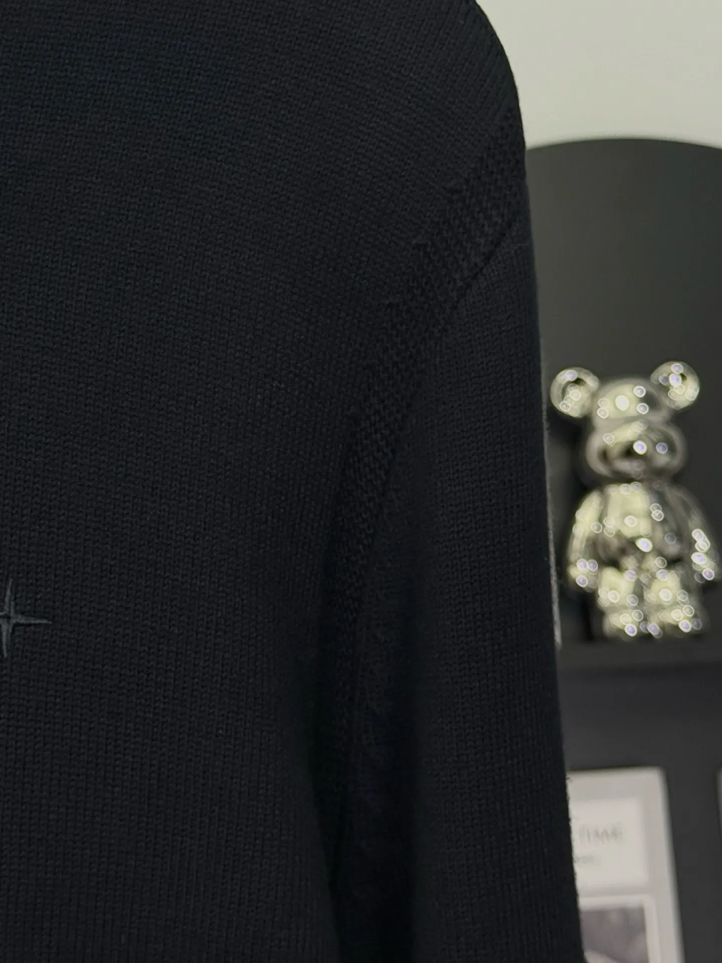 P400 💕Stone Island’s knitted sweater brings the workwear texture to become the most recognizable on the street. On the “hidden luxury track” of trendy brands, Stone Island’s black round-neck knitted sweater is the winner of both “function and style”.  It uses solid knitting technology to create a neat silhouette. The low-key cross logo on the chest and the three-dimensional texture details on the sleeves are Stone Island's fashionable and luxurious codes engraved in the DNA. The pure black model hides a hard-core texture in simplicity; the classic round neck is suitable for all styles, making it a "style all-rounder" in the wardrobe.  As an ingenious work of an Italian fashionable luxury brand, its knitted texture is crisp and tough. The upper body has a strong aura of workwear style and a comfortable feel for daily wear. Whether you wear it with overalls for a functional trend, or with jeans for a dark look, you can easily wear it with a high-end feel that is instantly recognizable to fashion industry veterans.  This autumn and winter, let it become the "Black Knight Badge" in your wardrobe and unlock the daily functional aesthetics of Stone Island~